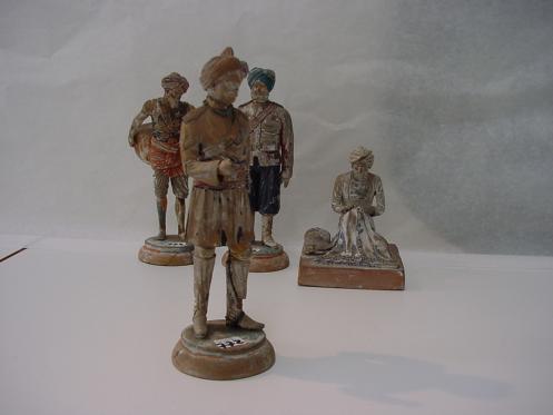 Terracotta beeldjes met koude beschildering